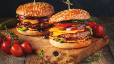 Χρήσιμα μυστικά για τα πιο γευστικά και ζουμερά μπέργκερ (+ συνταγή)