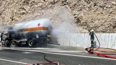 Εθνική Οδός Αθηνών-Κορίνθου: Δίωξη στον οδηγό του βυτιοφόρου που έπιασε φωτιά - Έρευνα και για τη διακοπή της κυκλοφορίας