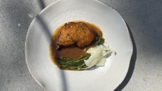 Κόκορας με αμπελοφάσουλα στο Panigyri από τον Φάνη Μαϊκαντή