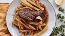 Λεμονάτο μοσχαράκι με τηγανητές πατάτες