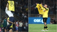 ΑΕΚ: Αλμέιδα και Αραούχο πανηγύρισαν την πρόκριση με τη φανέλα του Μιχάλη στα χέρια 