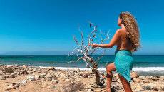 Γαύδος: «Πόλεμος» για τον τελευταίο παράδεισο των γυμνιστών - Δεν τους θέλει η δήμαρχος, απαντούν με «τσιτσίδια και ντυμένα, όλα ενωμένα»