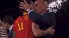 Σάλος στην Ισπανία: Ο πρόεδρος της ομοσπονδίας ποδοσφαίρου φίλησε στο στόμα παίκτρια κατά τη διάρκεια της απονομής -  Βίντεο 