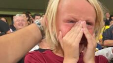  Ντομαγκόι Βίντα: Το κλάμα του γιου του μετά το ιστορικό γκολ στο ΑΕΚ-Ντιναμό - Δείτε βίντεο και φωτογραφίες