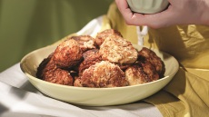 Μελιτζανοκεφτέδες με κασέρι και τυροκαφτερή