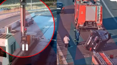 Τούρκος οδηγός σπάει τις μπάρες διοδίων στον Λαγκαδά με ιλιγγιώδη ταχύτητα, βγάζει χαλάκι να προσευχηθεί και επιτίθεται σε πυροσβέστες - Δείτε βίντεο