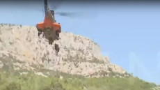 Φωτιά στη Φυλή: Η στιγμή απεγκλωβισμού ατόμων από τη Μονή Κλειστών με Super Puma - Δείτε βίντεο