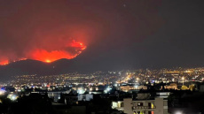 Δύσκολη νύχτα στην Αττική: Οι φλόγες απειλούν την Πάρνηθα - Κάηκαν σπίτια και αυτοκίνητα στη Χασιά, δείτε βίντεο και φωτογραφίες