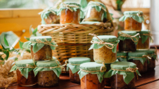 10 ξεχωριστά προϊόντα οικοτεχνικής παραγωγής: ελαιόλαδο με τριαντάφυλλο, γλυκό πικραμύγδαλο και κομπόστα σταφύλι