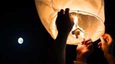 Χίος: Ιπτάμενα φαναράκια – αερόστατα σε γάμο, την ώρα που καίγεται η Ελλάδα