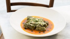 Τα ξεχωριστά ντολμαδάκια του Φώτη Φωτεινόγλου (ΦΙΤΑ) που γαρνίρονται με γαύρο παστό