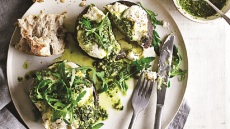 Ανθότυρο με πέστο πάνω σε ψητά μανιτάρια