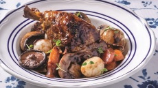 Coq Au Vin: Κόκορας κρασάτος από τη Γαλλία