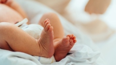 Στη Βουλή η αύξηση του επιδόματος γέννησης - Τι αλλάζει στο Πρόγραμμα «Ανακαινίζω - Νοικιάζω»