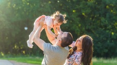 Πόσα ξοδεύω για φαγητό στις διακοπές: Ζευγάρι 30άρηδων με μωρό παιδί