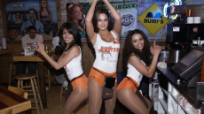 Hooters: Μήνυση κατά της αλυσίδας εστιατορίων για διακρίσεις απέναντι σε μαύρες σερβιτόρες