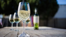 Ένα «καθαρόαιμο» Ασύρτικο που ωρίμασε για 9 μήνες μέσα σε τσιμεντένιες δεξαμενές