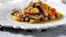 Μπαρμπουνοφάσουλα κοκκινιστά με μανιτάρια