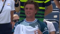 US Open: Ο αντίπαλος του Τσιτσιπά τραγούδησε Γουίτνεϊ Χιούστον πριν τον αποκλείσει - Βίντεο 