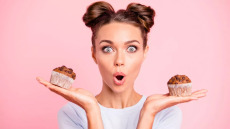 Το κόλπο για να τρώμε (με τη θέλησή μας) λιγότερα γλυκά