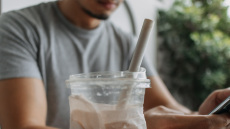 Χάρτινα καλαμάκια: Τα «παντοτινά χημικά» που περιέχουν καταλήγουν στα ροφήματα - Τι προκαλούν