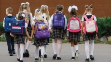 Γαλλία: Επιστροφή της σχολικής στολής για τους μαθητές θέλει ο υπουργός Παιδείας