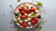 Φτιάχνουμε την πιο ανατρεπτική καπρέζε με καρπούζι