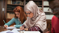 Γαλλία: Έδιωξαν από τα σχολεία δεκάδες μαθήτριες που φορούσαν μουσουλμανική αμπάγια