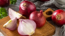 Τρώγονται οι φλούδες του κρεμμυδιού; 4 zero waste τρόποι να τις χρησιμοποιήσετε στην κουζίνα και όχι μόνο