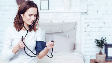 Τέσσερα λάθη που πρέπει να αποφύγετε όταν μετράτε την πίεσή σας