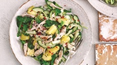 Σαλάτα με γλυκόξινο κοτόπουλο και ανανά