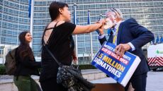 Βρυξέλλες: Ακτιβίστριες πέταξαν τάρτες στον CEO της Ryanair - «Είναι οι αγαπημένες μου» απάντησε