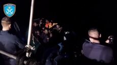 Σάμος: Βίντεο από τη διάσωση 21 παράνομων μεταναστών σε πλαστική βάρκα βόρεια του νησιού