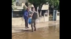 Κακοκαιρία «Daniel»: Άντρες της Ειδικής Ομάδας Επιχειρήσεων του Λιμενικού δίνουν τρόφιμα και νερά στους κατοίκους του Παλαμά