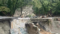 Κακοκαιρία Daniel: Παππούς με τα 3 μικρά εγγόνια του έχουν αποκλειστεί στο Πουρί, χωρίς νερό, ρεύμα και φάρμακα