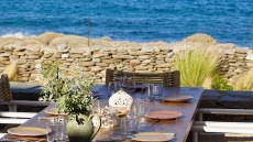 Εποχικότητα, φρέσκα υλικά, zero waste φιλοσοφία σε έναν απόκρημνο κόλπο της Τζιάς