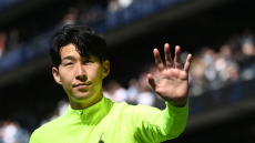 Τα βάσανα ενός ποδοσφαιριστή: Δεν μπορεί να κρατάει τα κινητά θαυμαστών για τις σέλφι αν δεν είναι του... χορηγού του - Δείτε βίντεο