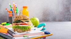 Επιστροφή στο σχολείο: 20 υγιεινές συνταγές για γεύμα ή σνακ που θα λατρέψουν τα παιδιά σας