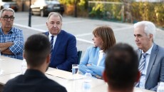 Σε σχολείο στο Σουφλί η Σακελλαροπούλου: Στις δυσκολίες πρέπει να παραμένουμε μαζί