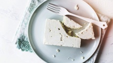 Ποια φέτα είναι η καλύτερη; Η βαρελίσια ή του «τενεκέ»; Με τι ταιριάζει τέλεια και 3 ακαταμάχητες συνταγές 