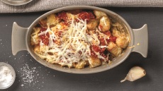 Νιόκι φούρνου με τυριά και σάλτσα ντομάτας