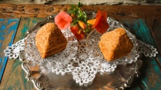 Το ιστορικό ζαχαροπλαστείο στην Άνδρο με τη λαχταριστή πάστα αμυγδάλου και το παγωτό αμυγδαλωτό