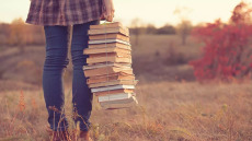 Tsundoku: Γιατί στοιβάζουμε βιβλία που μένουν αδιάβαστα – Τι κερδίζουμε