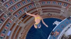 Καταδύσεις: Ολλανδή κάνει «τρελή» βουτιά σε πισίνα κρουαζιερόπλοιου - Βίντεο 