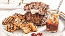 Μπιφτέκια γεμιστά με τυρί και πατάτες ψητές με σπιτική κέτσαπ