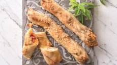 Κοτομπούρεκα με πιπεριές και φέτα