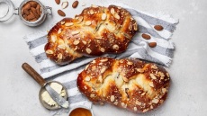 Τσουρέκι γεμιστό με μαρμελάδα