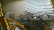 Μέγαρα: Καρέ-καρέ η διάρρηξη κοσμηματοπωλείου με αγροτικό - Οι δράστες έφυγαν με κοσμήματα αξίας 100.000 ευρώ