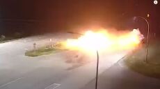 ΗΠΑ: Αυτοκίνητο έπεσε σε φορτηγό, έπιασε φωτιά αλλά ο οδηγός του επέζησε - Δείτε το βίντεο