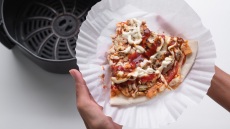 Η χθεσινή πίτσα γίνεται σαν φρεσκοψημένη στη φριτέζα αέρος σε 5′
